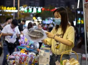 年轻人摆摊卖什么比较容易赚钱？配图