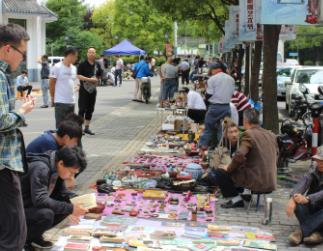 摆地摊赚钱都是从哪里进货的？地摊货进货渠道都有哪些？配图