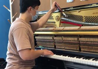钢琴调音师是干什么？钢琴调音师这行业收入高么？配图